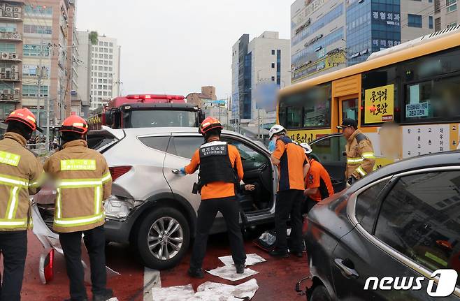 31일 오후 3시 50분쯤 김포시 고촌역인근 도로에서 싼타페 중앙분리대를 넘어  승용차 등 5대를 잇따라 충돌했다. 소방대원이 구조활동을 벌이고 있다. (독자제공)2023.7.31/뉴스1 ⓒ News1 정진욱 기자