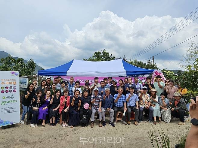 강진군이 지난 28일 도시 소비자 및 화훼관계자 70여명이 참여한 가운데 농식품 직거래 확대 팜파티 행사를 개최했다.