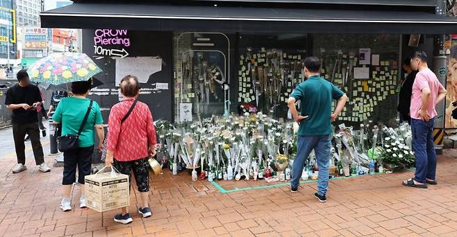 24일 시민들이 서울 관악구 신림역 인근 상가 골목에 마련된 흉기난동으로 숨진 20대 남성 A씨를 추모하는 공간을 방문하고 있다. [이미지출처=연합뉴스]