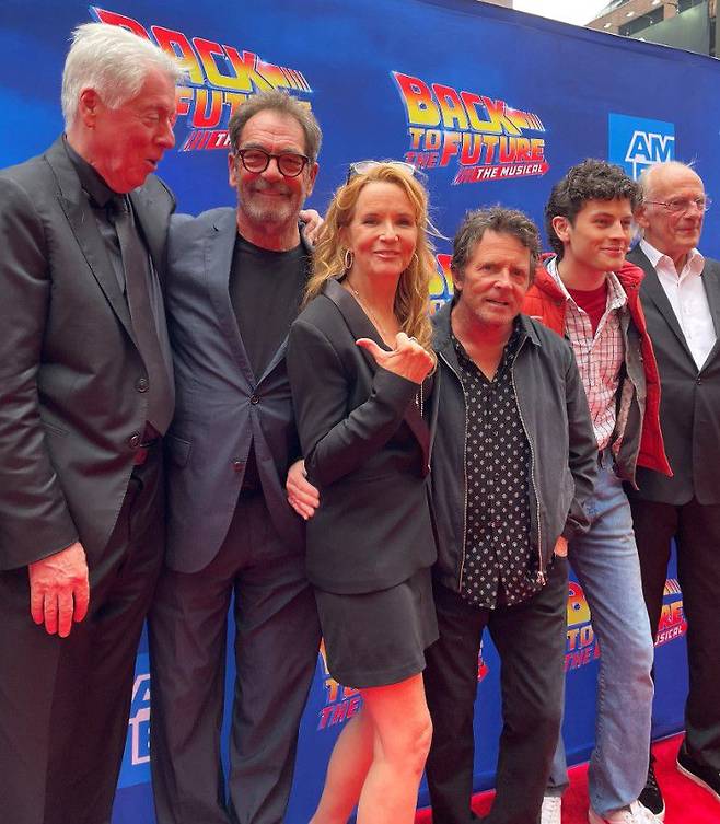 백 투 더 퓨처의 주제가 '사랑의 힘'을 부른 휴이 루이스(왼쪽에서 둘째_와 마티 맥플라이의 엄마 역을 연기한 리 톰슨(왼쪽에서 셋째)도 이날 행사에 참석했다. /Huey Lewis & The News facebook