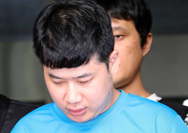 신림동 흉기난동 피의자 조선(33)이 28일 서울 관악경찰서에서 검찰에 구속 송치되고 있다. /뉴스1