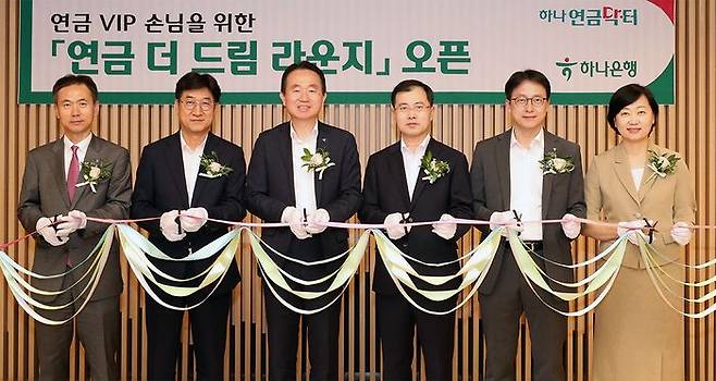 김영훈 하나은행 자산관리그룹장(사진 왼쪽에서 세번째)이 31일 오전 서울 중구 을지로 소재 영업1부PB센터지점에서 열린 오픈식에 참석해 유관부서 임직원들과 함께 축하 테이프 커팅을 하며 기념촬영을 하고 있다. ⓒ하나은행