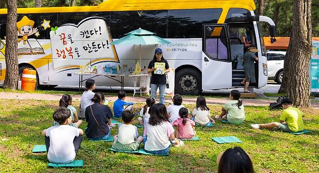 강원 강릉시 연곡해변솔향기캠핑장을 29일 찾은 ‘책 읽는 버스’ 앞에서 아이들이 최혜경 마음놀이터 심리상담연구소장이 읽어주는 
동화를 듣고 있다. 구연동화가 끝난 뒤 최 소장이 “혹시 고민이 있으면 털어놓자”고 말하자 아이들은 “학원에 가기 싫다”, 
“친구와 사이 좋게 지내고 싶다”고 외쳤다. 작은도서관만드는사람들 제공