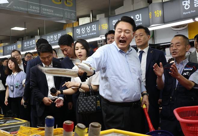 윤석열 대통령이 27일 부산 중구 자갈치시장을 찾아 장어를 잡고 있다. 사진=뉴시스