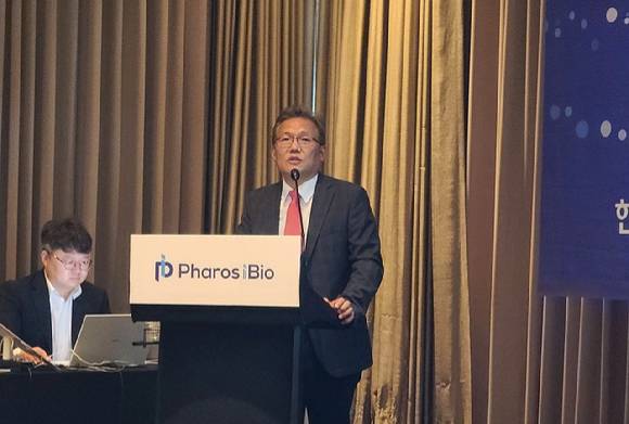 윤성혁 파로스아이바이오 대표이사는 7월 10일 여의도에서 열린 기자간담회에서 "파이프라인의 가치가 최고일 때 언제든 라이센싱을 시도할 것"이라고 말했다. 파로스아이바이오의 주요 파이프라인은 급성골수성백혈병 치료제인 'PHI-101'과 악성 흑색종‧난치성 대장암 등을 타깃으로 한 'PHI-501'이다. 특히 글로벌 1상을 진행 중인 'PHI-501'은 2025년 조건부 판매 승인을 목표로 하고 있다. [사진=김성화 기자]