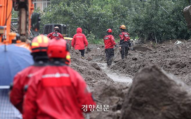 119 구조대원들이 지난 18일 예천군 백석리 산사태 현장에서 실종자 수색을 하고 있다. 권도현 기자