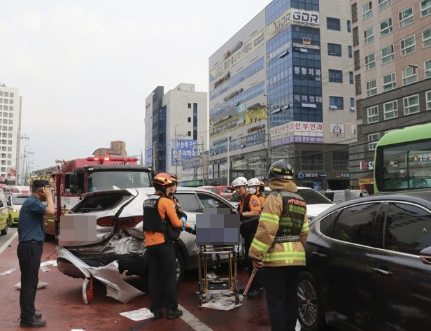 31일 오후 3시 50분쯤 경기도 김포시 김포도시철도(김포골드라인) 고촌역 인근 삼거리에서 60대 여성 A씨가 몰던 SUV 차량이 보행자와 차량 5대를 잇따라 들이받아 1명이 숨지고 11명이 다쳤다. 김포소방서 제공