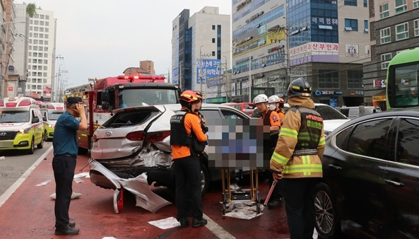 31일 오후 김포시 고촌역 인근에서 14명이 중경상을 입는 대형 교통사고가 발생했다. 김포소방서 제공