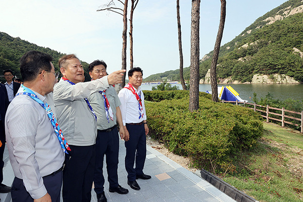 The Minister of the Interior and Safety Lee Sang-min visits the site in Saemangeum where the 25th World Scout Jamboree will be held, on July 29. [Courtesy of Ministry of the Interior and Safety]