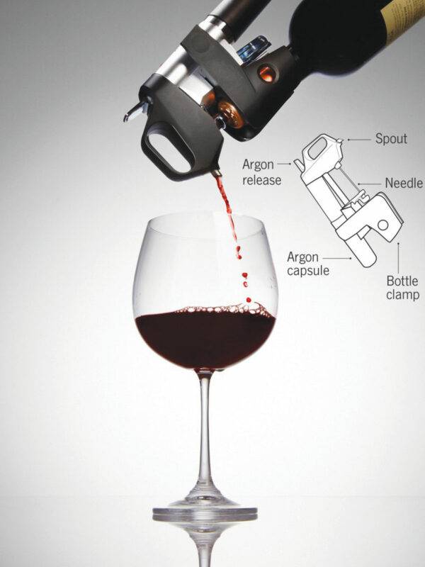 코라뱅(Coravin) 사용법. 바늘로 코르크 마개를 관통한 후 바늘을 통해 아르곤 가스를 주입, 병 속 와인을 밀어내는 방식이다. 사실상 공기의 접촉을 막아내 산화를 최소화할 수 있다. 현재까지 기술 중 가장 진보한 형태. <사진=Coravin.com>