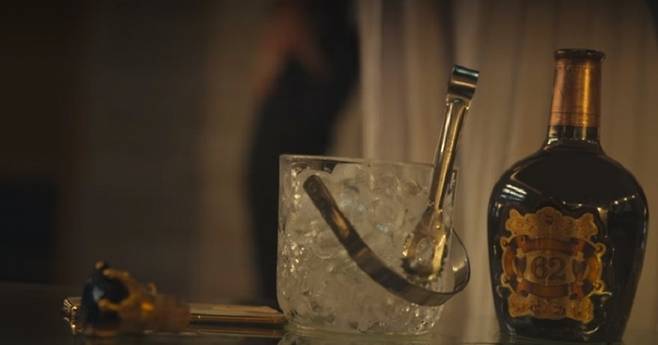 더글로리 시즌2 예고편에 등장하는 술병. 라벨에 62라는 글자가 선명한 ‘62 건 살루트’임을 암시했지만 실제로는 존재하지 않는 술병이다. 실제 병을 사용할 경우, 이미지 등 문제를 의식해 상상의 병을 만들어낸 것으로 해석된다. /사진=더글로리 캡쳐