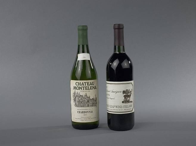 1976년 5월 벌어진 파리의 심판에서 각각 화이트와 레드 부문 1등을 차지한 샤또 몬텔레나 샤도네 1973(Château Montelena Chardonnay)와 스택스립 와인셀러 1973(Stag’s Leap Wine Cellars)의 모습. /사진=Smithsonian