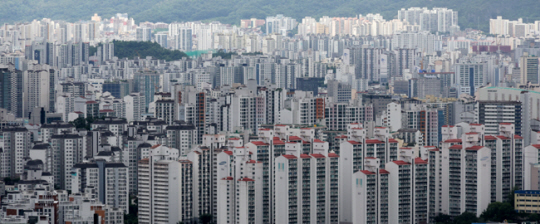 지난 23일 서울 남산에서 바라본 서울 도심 아파트. 연합뉴스