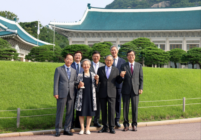 지난 29일 청와대에 모여 손을 맞잡은 역대 대통령의 가족들. 김현철(왼쪽 아래부터 반시계 방향으로) 김영삼대통령기념재단 이사장, 조혜자 여사, 윤상구 동서코포레이션 대표, 김홍업 김대중평화센터 이사장, 노재헌 동아시아문화센터 이사장, 박지만 EG 회장, 박보균 문체부 장관.   문화체육관광부 제공