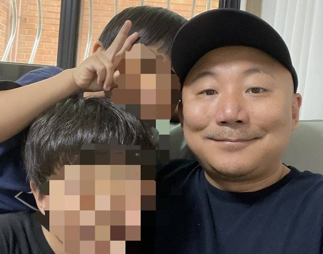 유명 웹툰 작가 주호민이 두 자녀와 찍은 사진을 SNS에 올렸다. [주호민 인스타그램]