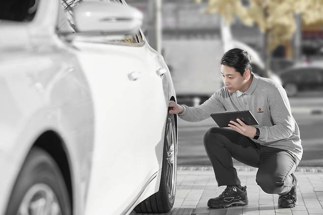 한국타이어 직원이 타이어 안전점검을 진행하고 있다. [한국타이어 제공]