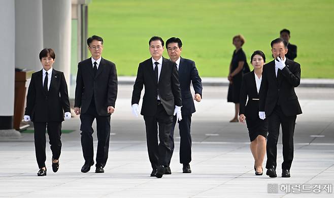 김영호(앞줄 가운데) 통일부 장관이 31일 서울 동작구 현충원을 찾아 참배하고 있다. 임세준 기자
