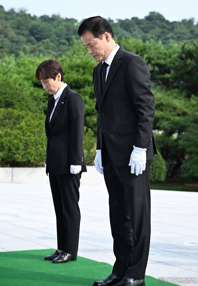 김영호 통일부 장관이 31일 서울 동작구 현충원을 찾아 참배하고 있다. 임세준 기자