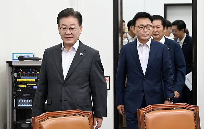 이재명 더불어민주당 대표와 박광온 원내대표가 31일 오전 서울 여의도 국회에서 열린 최고위원회의에 참석하고 있다. 이상섭 기자
