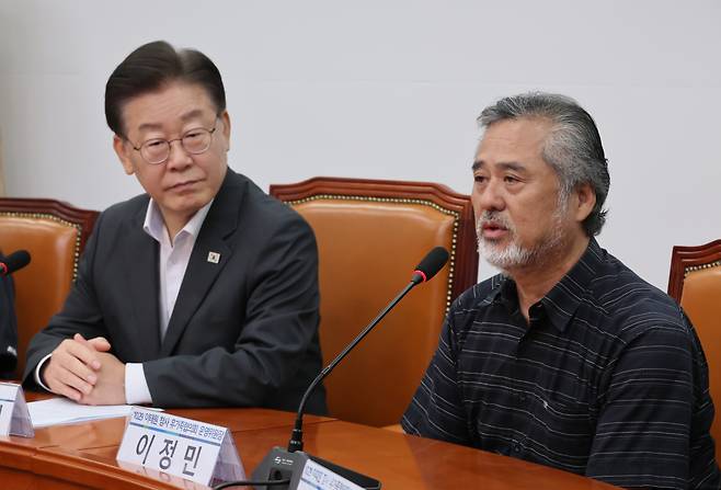 이정민 10·29이태원참사 유가족협의회 운영위원장이 31일 오후 국회 더불어민주당 당대표회의실에서 열린 10·29이태원참사 유가족 간담회에서 발언하고 있다. 왼쪽은 이재명 대표. [연합]