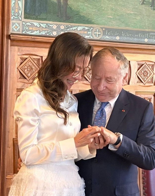 Michelle Yeoh is married at the end of 19 years of hot love.Greater China actress Michelle Yeoh, 60, flaunted her affections on July 30 by posting a photo of her affectionately sharing a bed with Ferraris former CEO and former racing driver and manager Jean Todt, 77.With the photo, Michelle Yeoh said, 19 years, and Cage is married. I am grateful to my friends who have loved Cage for a long time, and added, There are more things for Cage in the future.They had recently married in Geneva, Switzerland, after 19 years of hot love; the two met in Shanghai in June 2004, and Jean-Todd reportedly proposed to Michelle Yeoh that year.The two also gathered topics on the wedding invitation, saying that they spent 6992 days together.