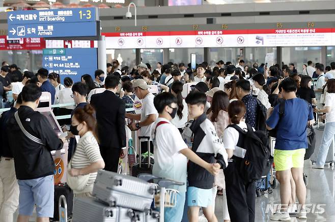 [인천공항=뉴시스] 최동준 기자 = 본격적인 휴가철을 맞은 31일 인천국제공항 출국장이 이용객들로 붐비고 있다. 2023.07.31. photocdj@newsis.com