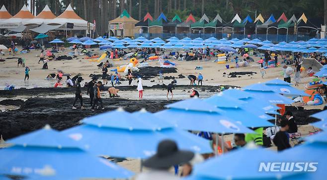 [제주=뉴시스] 우장호 기자 = 폭염이 기승을 부리는 31일 오후 제주시 한림읍 금능해수욕장을 찾은 관광객들이 파라솔 아래서 더위를 식히고 있다. 2023.07.31. woo1223@newsis.com