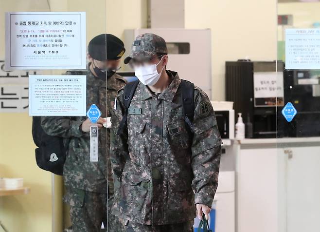 지난해 군 장병들이 서울역 여행장병라운지(TMO)를 이용하고 있다. 뉴스1