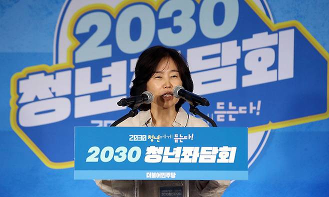 김은경 더불어민주당 혁신위원장이 지난 7월 30일 서울 성동구 성수동의 한 카페에서 열린 2030 청년좌담회에 참석해 인사말을 하고 있다. 뉴시스