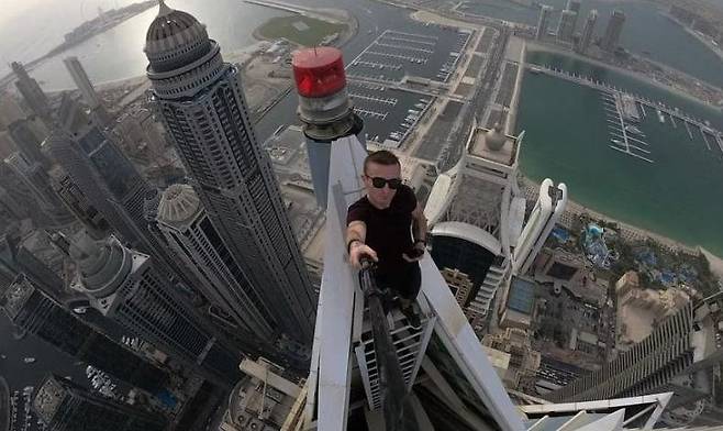 과거 두바이의 한 빌딩에서 위험천만한 사진과 영상을 촬영한 레미 루시디(30)의 모습