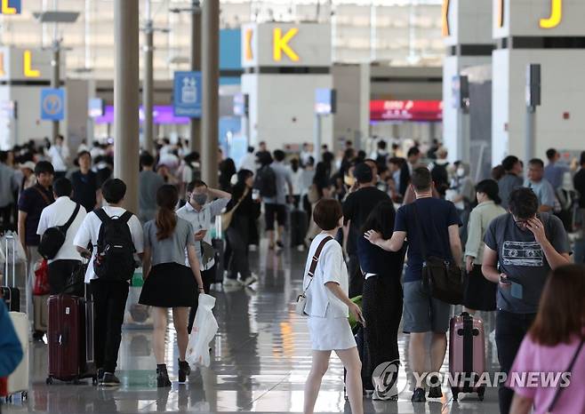 붐비는 인천공항 [연합뉴스 자료사진]