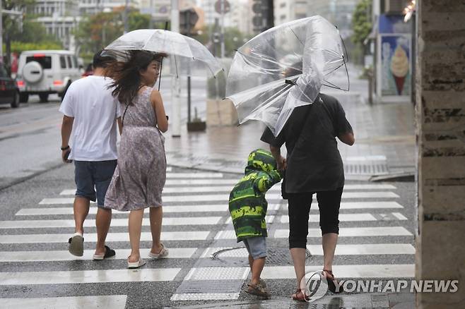 태풍으로 강한 바람 부는 오키나와의 6월 모습 [AP 연합뉴스 자료사진. 재판매 및 DB 금지]