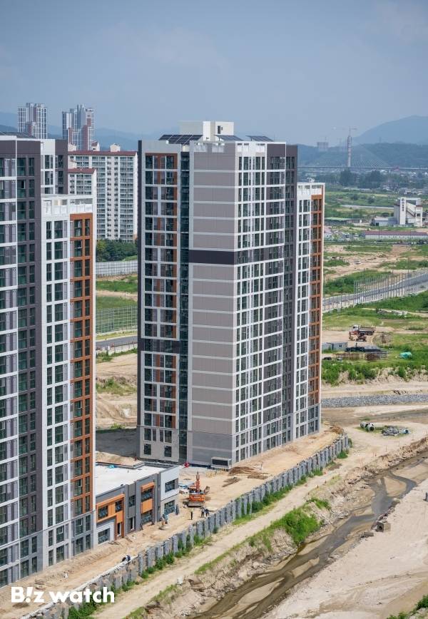 한국토지주택공사(LH)가 경기 양주시에 들어서는 양주회천A15블록 아파트단지에 보강철근이 설치돼야 하는 지하 주차장 기둥 154곳에서 모두 철근이 누락된 것으로 조사됐다고 발표했다. 사진은 1일 공사중인 양주회천A15블록 모습./사진=이명근 기자 qwe123@