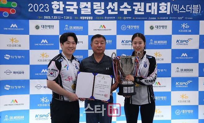 2년 연속 컬링 믹스 더블 국가대표에 뽑힌 정병진(왼쪽), 김지윤(오른쪽)이 경기도컬링연맹 최종길 회장과 함께 기념촬영을 하고 있다. 사진=대한컬링연맹