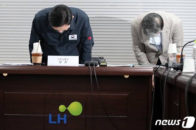 원희룡 국토교통부 장관과 이한준 한국토지주택공사(LH) 사장이 30일 오후 서울 강남구 한국토지주택공사(LH) 서울지역본부에서 사과하고 있다.  2023.7.30/뉴스1 ⓒ News1 이승배 기자