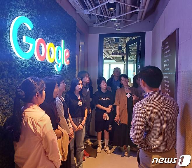 직업계고 교원들이 지난달 31일 서울 강남구 테헤란로 구글코리아를 방문해 'Google Future of Education' 등에 대한 구글코리아 직원의 설명을 듣고 있다. (교육부 제공 )