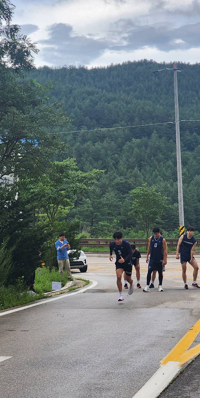 크로스인터벌 훈련을 받고 있는 KCC 선수들. 사진제공=전주 KCC