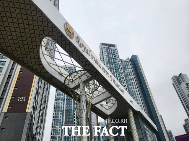 대우건설이 시공한 인천의 대단지 아파트 '검암역 로열파크시티 푸르지오' 세대 내부에 곰팡이가 피고 우천 시 커뮤니티 시설에 누수가 발생하는 등 입주민 피해가 속출하고 있다. /최지혜 기자