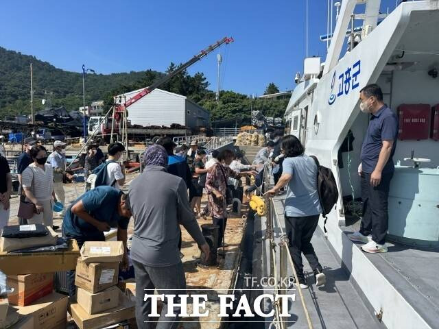 전남 고흥군은 오천항~시산도 항로를 운항하던 ‘시산페리호’가 운항을 중단하자 지난 24일부터 자체 보유한 행정선을 긴급 투입해 주민 수송에 나섰다./고흥군