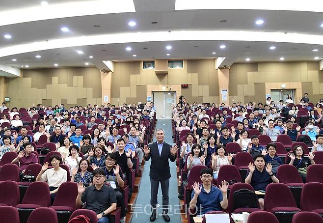 김현기 서울시의회 의장이 지난달 31일 서울시인재개발원에서 5급 승진자 286명을 대상으로 소통 강연을 마친 후 기념촬영을 하고 있다. [사진=서울시의회]