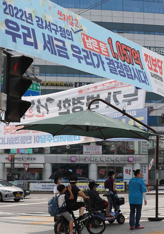 2023년 8월 1일 강서구청장 보궐선거를 앞둔 서울 강서구 발산역 사거리 일대에 정당 현수막이 걸려 있다. / 오종찬 기자