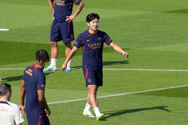 프랑스 프로축구 파리 생제르맹(PSG)에 입단한 이강인이 PSG 훈련장에서 훈련에 임하고 있다. /연합뉴스