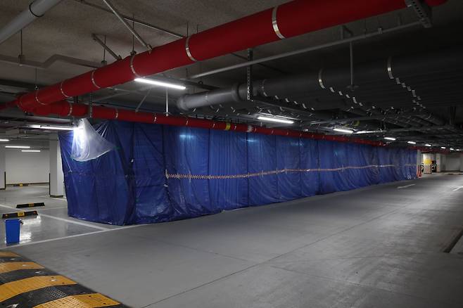 경기도 파주시 초롱꽃 마을 3단지(파주 운정 A34) 지하주차장에서 보강 공사를 위한 천막이 설치되어 있다. /연합뉴스