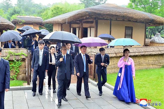 북한의 '전승절'(정전협정기념일) 70주년 행사차 방북 중인 리훙중 전국인민대표대회 상무위원회 부위원장(국회부의장 격)을 단장으로 하는 중국 당 및 정부대표단이 지난 29일 만경대를 방문했다고 조선중앙통신이 30일 보도했다. 사진=조선중앙통신 캡처