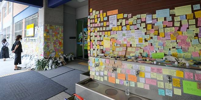 지난달 24일 서울 서초구 서이초등학교를 찾은 시민들이 극단 선택으로 숨진 교사를 위한 추모 메시지를 읽고 있다. ⓒ News1 안은나 기자 /사진=뉴스1