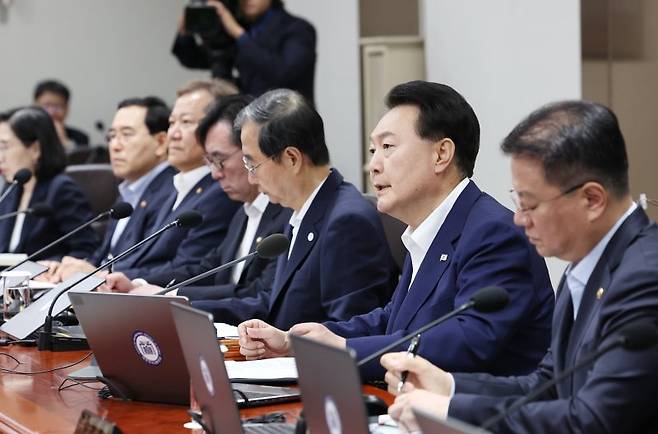 윤석열 대통령이 1일 서울 용산 대통령실 청사에서 열린 국무회의에서 발언하고 있다. 연합뉴스