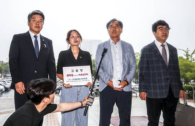 [과천=뉴시스] 정병혁 기자 = 최재관 여주양평지역위원장과 더불어민주당 경기도당 등이 13일 경기 과천시 정부과천청사에서 서울-양평 고속도로 백지화 논란과 관련해 원희룡 국토교통부 장관을 직권남용 혐의로 공수처 고발에 앞서 취재진에게 입장을 밝히고 있다. 2023.07.13. jhope@newsis.com /사진=뉴시스