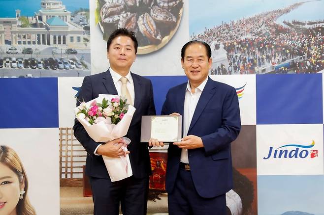 한국맥도날드 하만기 SCM 이사(왼쪽)가 1일 진도군청에서 김희수 진도군수로부터 '진도 대파 크림 크로켓 버거' 출시에 따른 지역 홍보 및 경제 활성화 기여로 표창을 받은 뒤 기념 촬영하고 있다. 한국맥도날드 제공