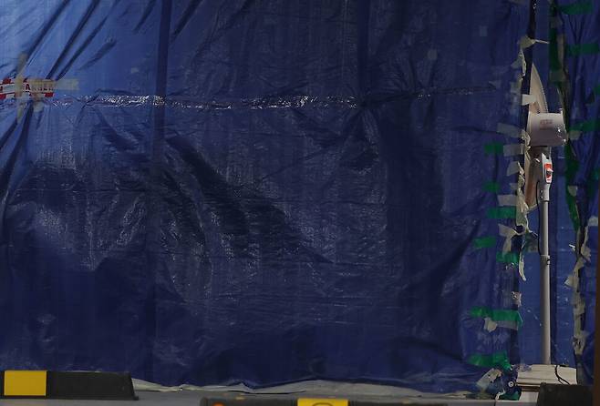 초롱꽃마을3단지(파주운정 A34)아파트 지하주차장에 쳐진 천막 안에서 선풍기가 돌고 있다. 백소아 기자