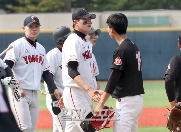 제78회 청룡기 전국고교야구선수권대회 장충고와 마산용마고의 8강전이 24일 오후 서울 목동구장에서 열렸다. 장충고가 3-2로 승리하고 4강에 진출 했다. 경기종료후 투수 황준서(오른쪽)와 용마고 장현석이 악수 나누고있다 목동야구장=정시종 기자 capa@edaily.co.kr